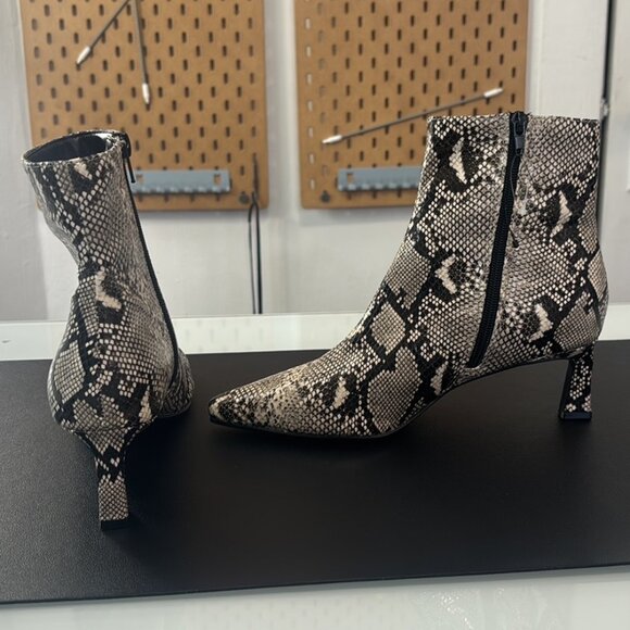 Steve Madden Women Kapital Snakeskin Print Kitten Heel Boots,Sz 8 (M),Disclaimer - Picture 6 of 15